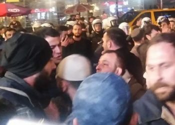 Taksim’de ezan ıslıklayan kadınları protesto edenlere polis müdahalesi