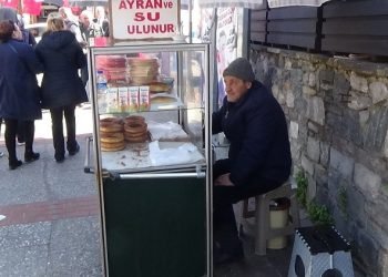 Tüm engellere rağmen simit satarak geçimini sağlıyor
