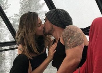 İbrahim Çelikkol ve eşinden dudak dudağa kutlama