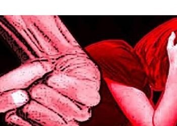 Eşini terminaldeki yolcu katından attı, tutuklandı