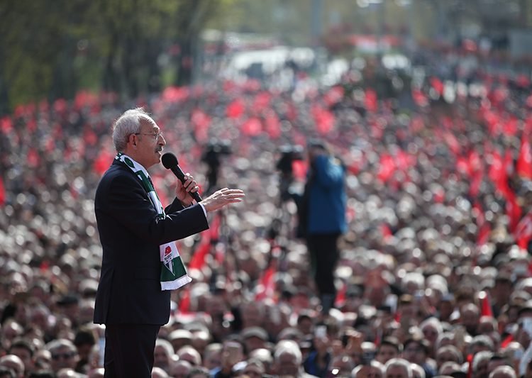 CHP Genel Başkanı Kemal Kılıçdaroğlu, Bursa'daki Gökdere Meydanı'nda düzenlenen ortak mitinge katılarak bir konuşma yaptı.  ( Ali Atmaca - Anadolu Ajansı )