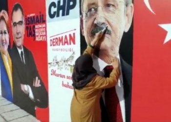 Erzincan’da yaşlı kadın Kılıçdaroğlu afişine saldırdı
