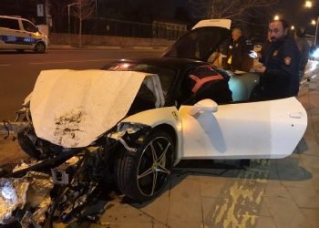 Taksiye çarpan lüks araç paramparça oldu, taksici öldü