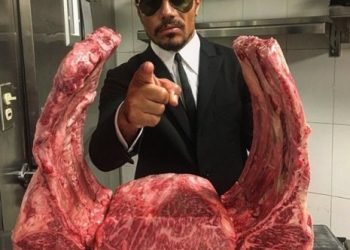 Karantinada işleri zora giren Nusret paket servise başladı, fiyatları tepki çekti!