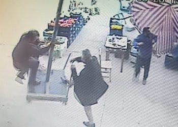 Osmaniye’de çıkan hortum şemsiyeye tutunan adamı uçurdu