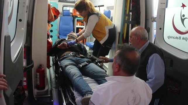 adana karısını darp ederken yaralandı