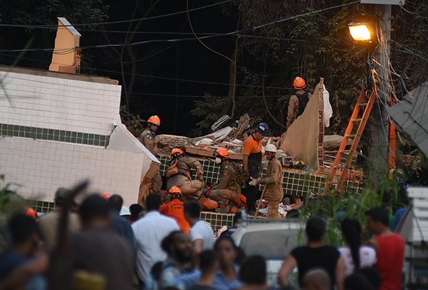 Brezilya'nın Rio de Janeiro kentinde ruhsatsız iki binanın çökmesi sonucu ilk belirlemelere göre 2 kişi öldü, 2 kişi yaralandı.  Ruhsatsız iki binanın enkazında arama kurtarma çalışmalarının sürdüğü, bölgenin kordon altına alındığı belirtildi. 



 ( FABIO TEIXEIRA - Anadolu Ajansı )