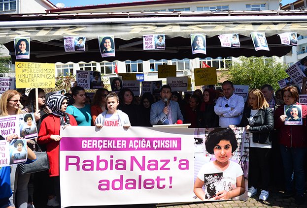 Giresun'un Eynesil ilçesinde bir grup kadın, ilçede geçen yıl yaşanan olayda hayatını kaybeden 11 yaşındaki Rabia Naz için adalet istedi.