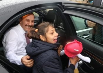 Vali çocukları çok mutlu etti