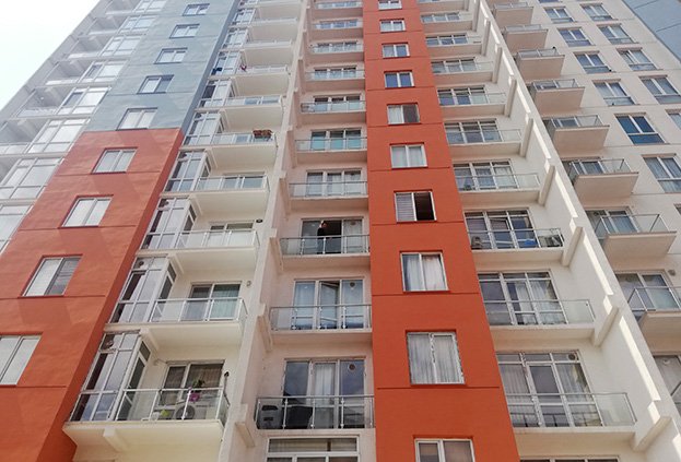 ESENYURT'TA BİR KADIN 15 KATLI REZİDANSIN 10'UNCU KATINDA BULUNAN DAİRESİNİN CAMINDAN DÜŞEREK HAYATINI KAYBETTİ. (MURAT DELİCE/İSTANBUL-İHA)
