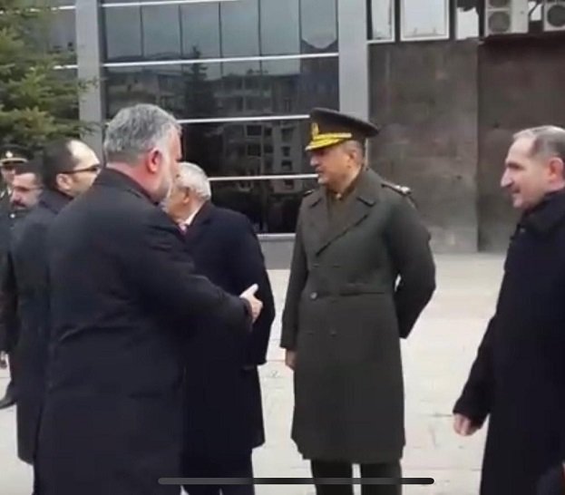 Kars garnizon komutanı HDP'li başkanın elini sıkmadı