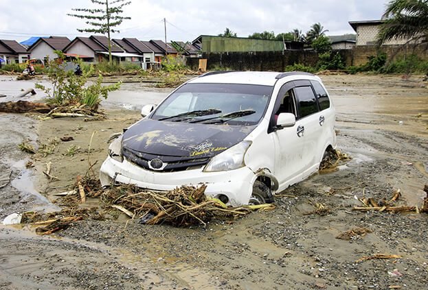 Endonezya'da sel yüzlerce kişiyi etkiledi (1)