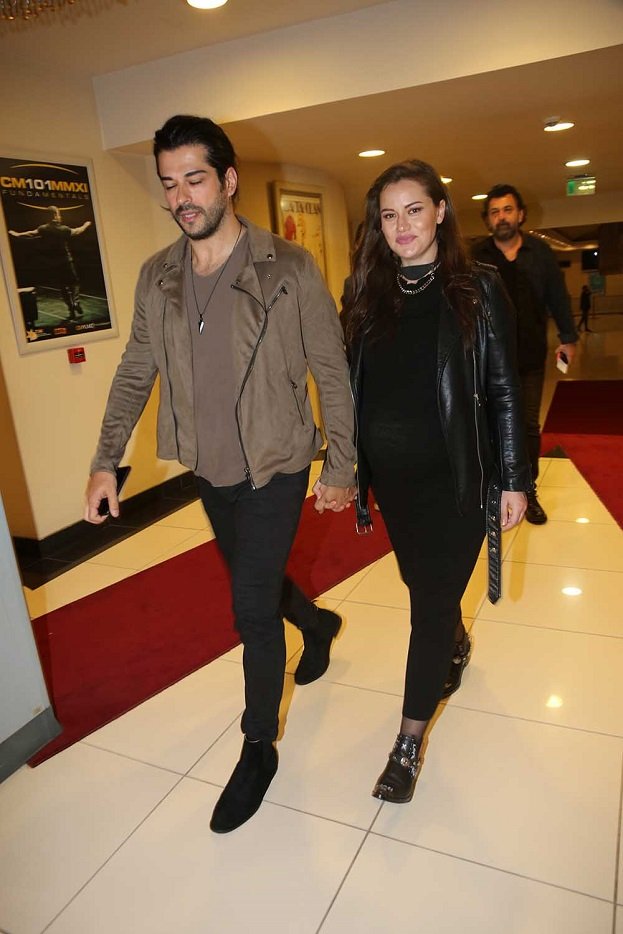 fahriye evcen ve burak özçivit cem yılmaz'ı izledi