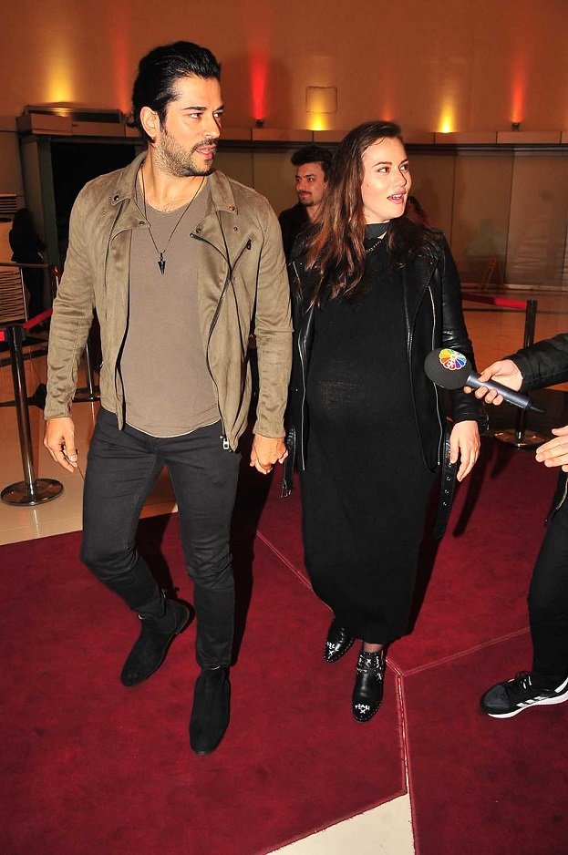 fahriye evcen ve burak özçivit cem yılmaz'ı izledi