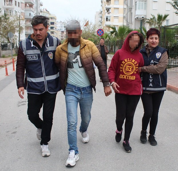 Otobüsteki yaşlı kadını takibe alıp gasp ettiler