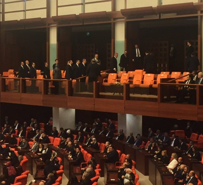 erdoğan meclisi terk etti
