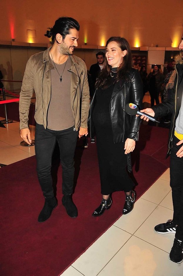 fahriye evcen ve burak özçivit cem yılmaz'ı izledi