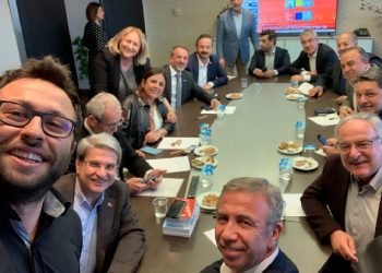 Mansur Yavaş gülümseyerek poz verdi