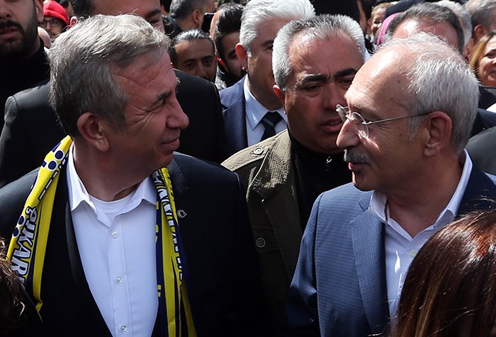 CHP Genel Başkanı Kemal Kılıçdaroğlu, 31 Mart mahalli idareler seçimleri için oyunu eşi Selvi Kılıçdaroğlu ile birlikte Arjantin İlkokulu'nda kullandı. Kılıçdaroğlu'na Millet İttifakı Ankara Büyükşehir Belediye Başkanı Adayı Mansur Yavaş ve CHP Çankaya Belediyesi Başkan Adayı Alper Taşdelen de eşlik etti. ( Evrim Aydın - Anadolu Ajansı )