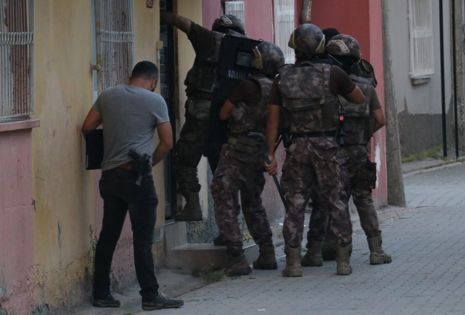 ADANA MERKEZLİ 3 İLDE EŞ ZAMANLI TERÖR ÖRGÜTÜ DEAŞ'A YÖNELİK DÜZENLENEN OPERASYONDA ÇOK SAYIDA KİŞİ GÖZALTINA ALINDI. (SÜLEYMAN CENK İDAYE/ADANA-İHA)