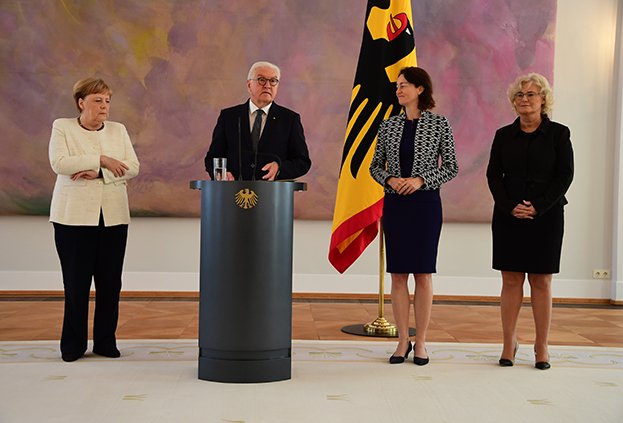 merkel yine titreme nöbeti geçirdi