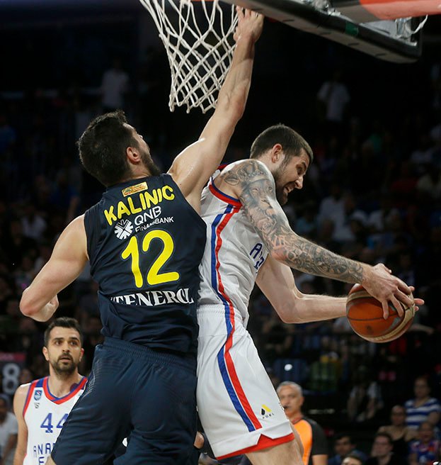 Tahincioğlu Basketbol Süper Ligi'nde play-off final serisinin ilk maçında  Anadolu Efes,  Fenerbahçe Beko ile Sinan Erdem Spor Salonu'nda karşılaştı. Bir pozisyonda Anadolu Efesli basketbolcu Adrien Moerman (sağda)  ile  Fenerbahçe Beko oyuncusu Nikola Kalinic (sağda) mücadele etti. ( Erhan Elaldı - Anadolu Ajansı )