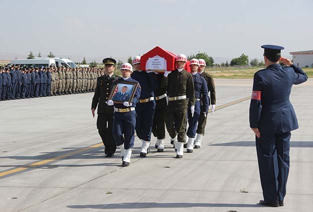 Niğde Demirkazık Dağı bölgesinde mahsur kalan yaralı dağcıyı kurtarmak amacıyla bölgeye sevk edilen helikopterden düşerek şehit olan Hava Teknik Astsubay Üstçavuş Uğur Görkem Harmankaya için Konya'da tören düzenlendi.

 ( Engin Özekinci - Anadolu Ajansı )