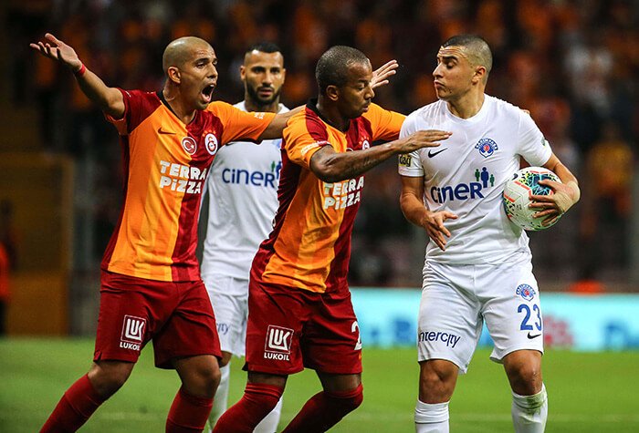 Süper Lig'de 4. haftanın açılış maçında Galatasaray ile Kasımpaşa, karşılaştı. Bir pozisyon sonrası Galatasaraylı oyuncu Sofiane Feghouli (solda) ve Mariano Ferreira Filho (ortada), rakibi Karim Hafez (23) ile tartışma yaşadı. ( Şebnem Coşkun - Anadolu Ajansı )