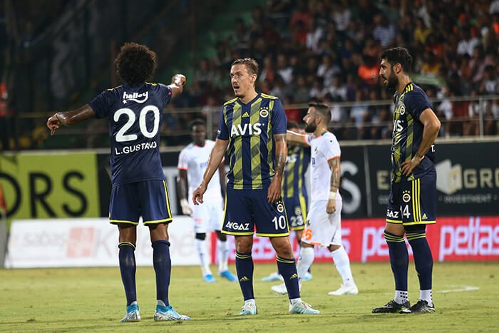 Süper Lig'in 4. haftasında Aytemiz Alanyaspor ile Fenerbahçe,  karşılaştı. Fenerbahçeli  Gustavo (solda), arkadaşlarını uyardı. ( Orhan Çiçek - Anadolu Ajansı )