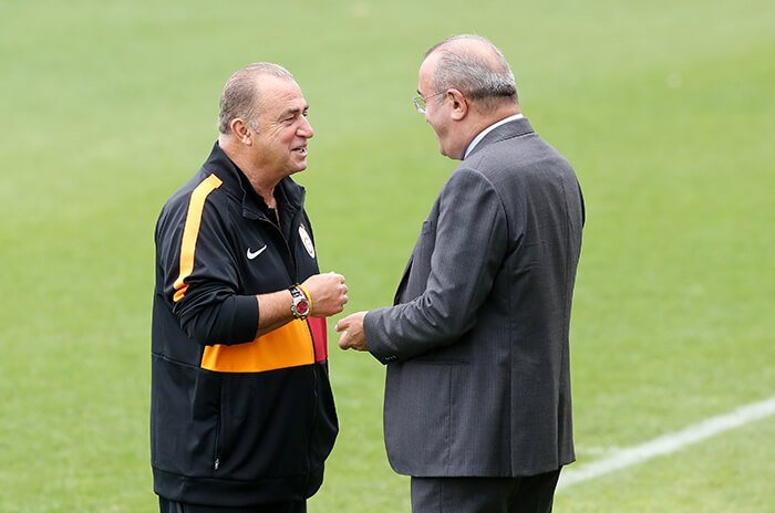 Galatasaray Futbol Takımı, Süper Lig'in 6. haftasında Fenerbahçe ile 28 Eylül Cumartesi günü evinde oynayacağı derbinin hazırlıklarını Florya Metin Oktay Tesisleri'nde basına açık antrenmanla sürdürdü. Galatasaray Teknik Direktörü Fatih Terim (solda), idman sırasında Galatasaray Kulübü İkinci Başkanı Abdurrahim Albayrak (sağda) ile bir süre sohbet etti. ( Elif Öztürk - Anadolu Ajansı )