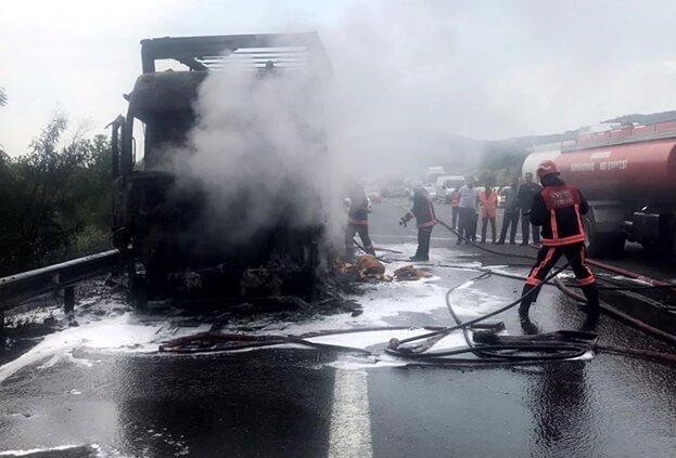 Büyükçekmece TEM otoyolunda TIR'da yangın çıktı.