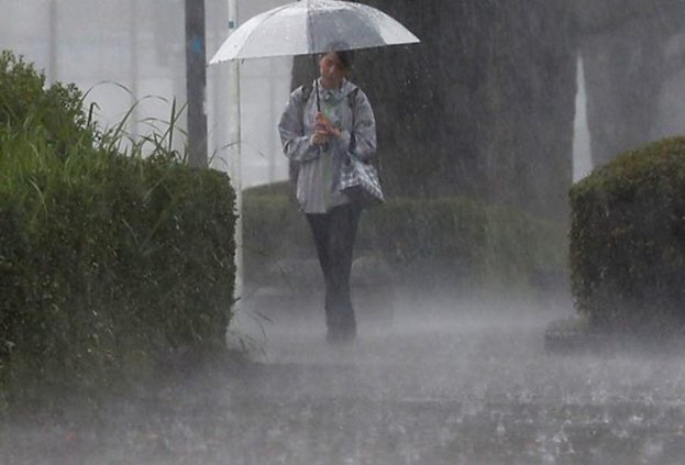 Meteoroloji, hava sıcaklıklarının düşmeye başladığı Ege Bölgesi'nde yağış uyarısında bulundu. Özellikle İzmir ve Aydın'daki vatandaşlar uyarıldı