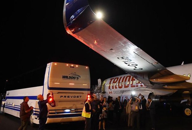 Kanada Başbakanı Trudeau'nun uçağına otobüs çarptı.
