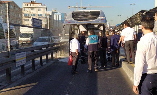 Darülaceze durağında bir metrobüsün motor kısmında yangın çıktı. Yangın kısa sürede söndürüldü. Ancak metrobüs seferlerinde aksama yaşanıyor