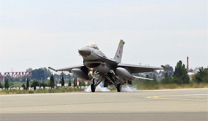 Azerbaycan ve Türk hava kuvvetlerinin ortaklaşa düzenlediği TurAz Kartalı 2019 tatbikatı devam ediyor. Pilotların hazırlanması, uçakların havalanması ve inişi basın mensuplarınca görüntülendi.