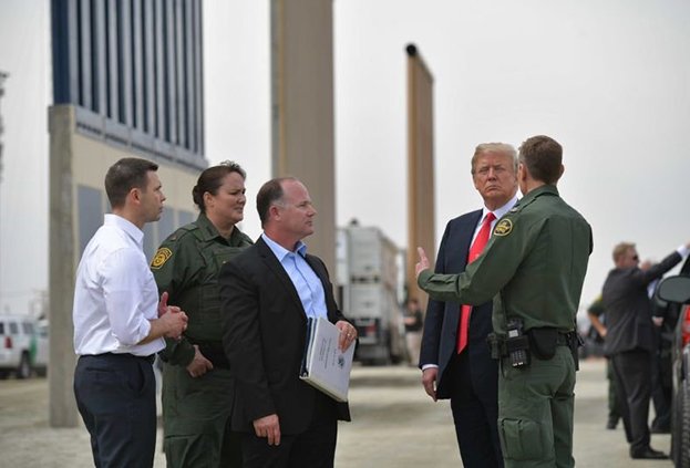 Meksika sınırına ördürdüğü duvarın tanıtımında konuşan Trump, duvar teknolojisi hakkında detay verince ABD'li komutandan "gevezelik yapma" uyarısı geldi.