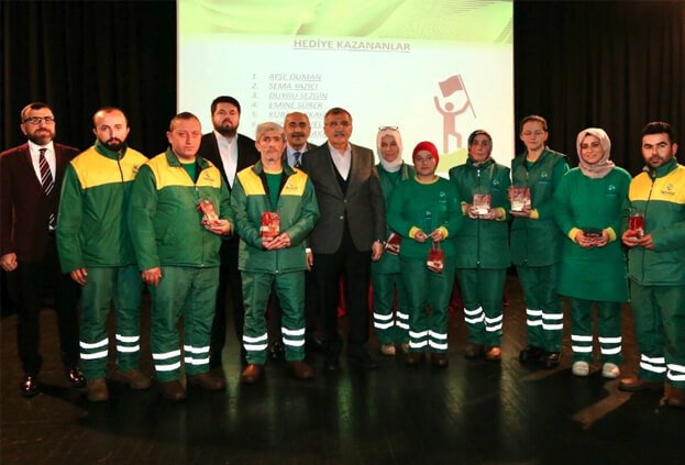 Beykoz’da başarılı temizlik personeline altın ödülü