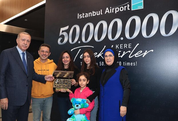 İstanbul Havalimanı’nın 50 milyonuncu yolcusuna plaket ve bilet