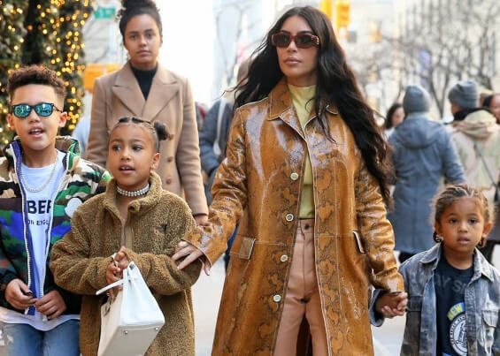 Kim Kardashian’ın kızı 10 bin dolarlık çantasıyla!