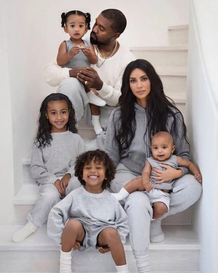 Kim Kardashian’ın kızı 10 bin dolarlık çantasıyla!