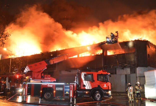 Zeytinburnu'da iki fabrika yandı, kontrollü yıkım başladı!