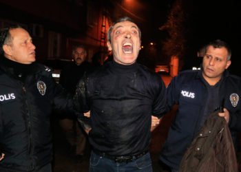 Adana'da tartıştığı karısını sokak ortasında dövdü