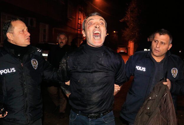 Adana'da tartıştığı karısını sokak ortasında dövdü
