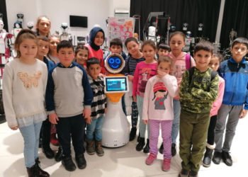 Bağcılarlı minikler robotları inceleyip sohbet etti
