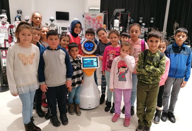 Bağcılarlı minikler robotları inceleyip sohbet etti