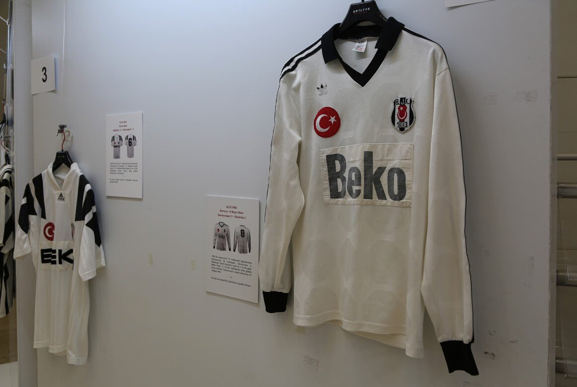 1903'ten bu yana Beşiktaş'lı futbolcuların giydiği formalar bu sergide