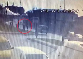 Pendik'te bıçakla polis aracının önüne atladı