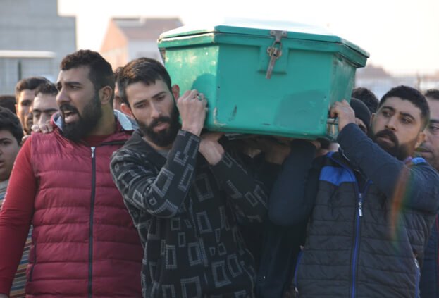 Çeşme'de batan teknede ölen 11 düzensiz göçmenden 8'i toprağa verildi