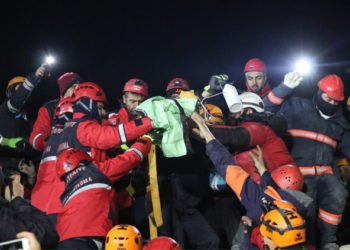 Enkazdan mucize çıktı! Anne kucağındaki çocuğuyla kurtarıldı