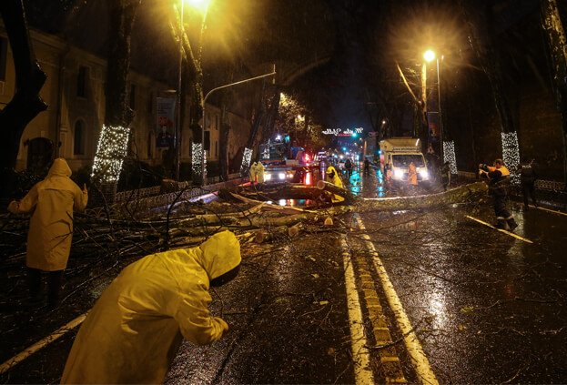 İstanbul’da fırtınanın bilançosu: 108 çatı uçtu, 128 ağaç devrildi
